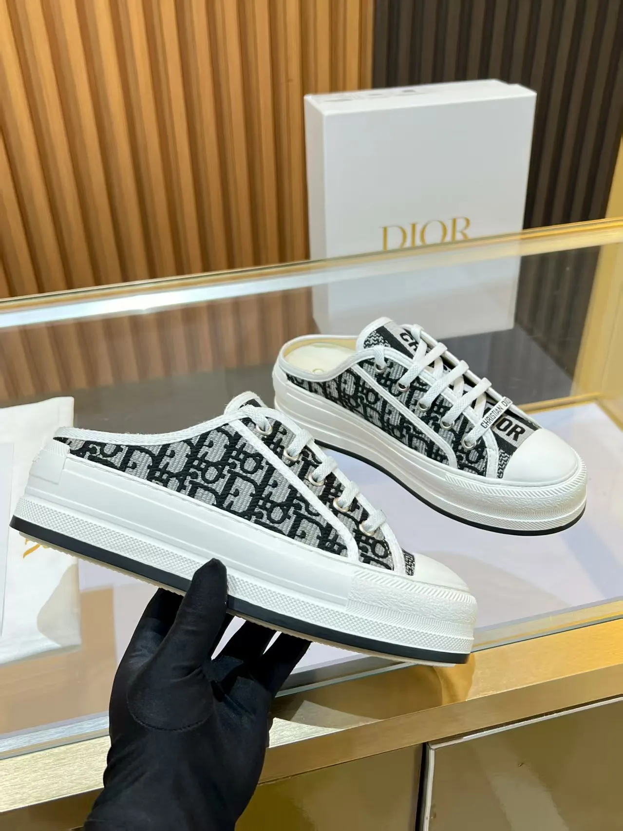👟👟Ex-factory price 520👟👟 Walk‘n’Dior embroidered mid-top casual shoes are new in 2025. On the fashion stage, Dior embroidered shoes are the well-deserved protagonist. Delicate stitching is used on the upper, every stitch is devoted to the craftsman's efforts, and every thread is woven with artistic poetry. From complex floral patterns to smart geometric textures, embroidery is like the magic that gives shoes life, allowing them to show dynamic beauty even in static conditions.   Wearing Dior embroidered shoes feels like stepping into a dream world full of art. It is not only a pair of shoes, but also a walking piece of art that perfectly integrates fashion and culture. Whether you are strolling on the bustling city streets or attending important social occasions, Dior embroidered shoes can add unique charm to your style and become the focus of everyone's attention.   Choosing Dior embroidered shoes means choosing a persistent pursuit of quality and a unique understanding of fashion. Let it accompany you through every wonderful moment and leave your own fashion mark.  Material: Sheepskin lining, feet, silk cowhide, size 35-41, heel height 5cm